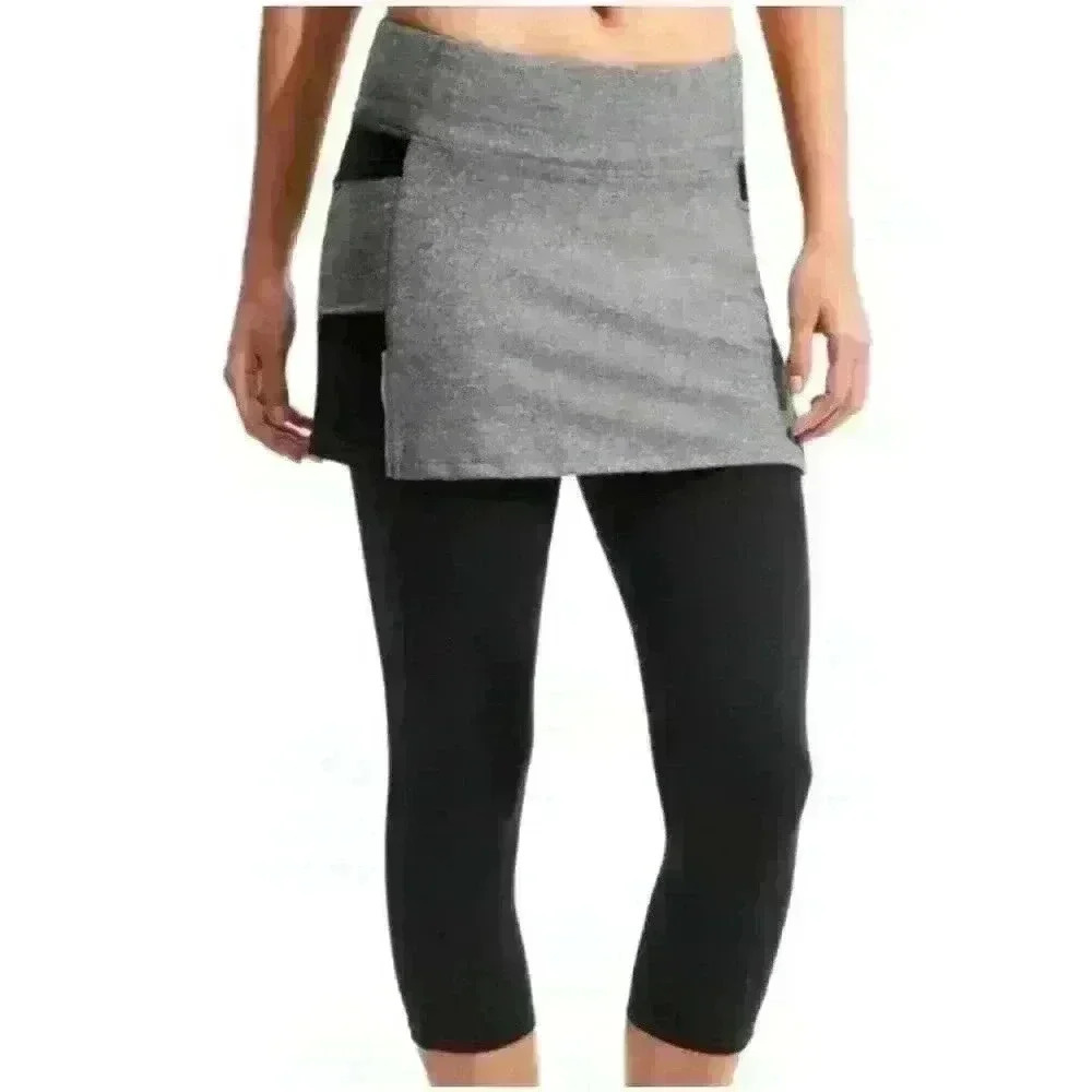Athleta Be free 2 in 1 capri skort black and gray size small